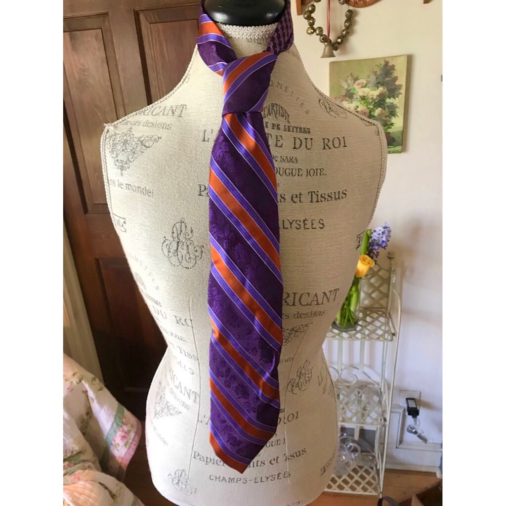 NWT Robert Graham silk tie.
